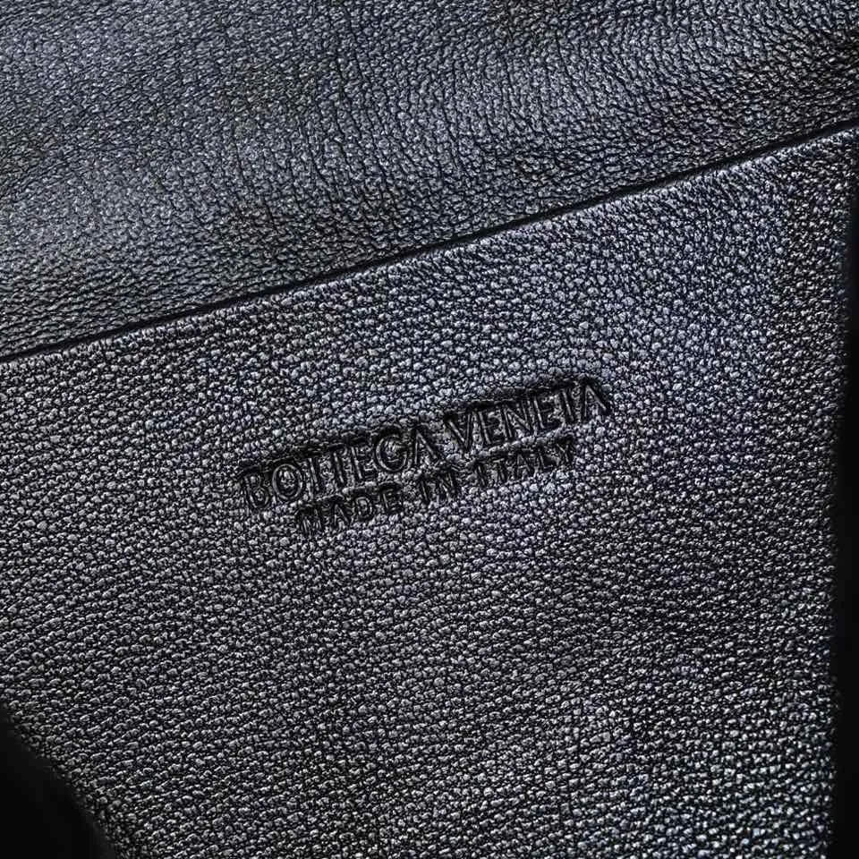 Batch 1260 B's new large Loop camera bag is here🔥Classic woven logo✅ The bag body is made of selected original sheepskin. The texture is soft and waxy. The simple square body is classic and versatile. The interior design is very practical. It has a lot of space and has an adjustable iconic leather drawstring. It can be said to be both elegant and practical. The design is very simple and elegant, with a kind of literary retro style. Size 22x15x8, model: 6684#